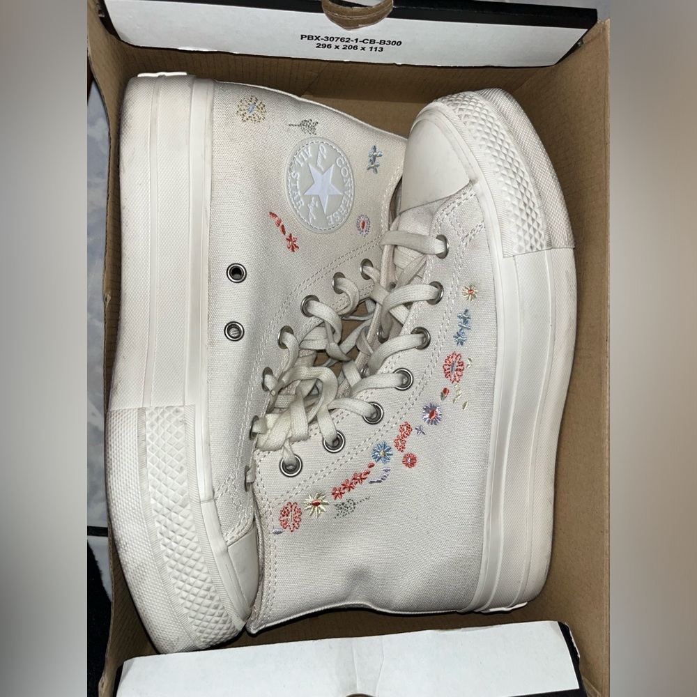 Chuck Taylor All Star Lift Platform Embroidered Floral